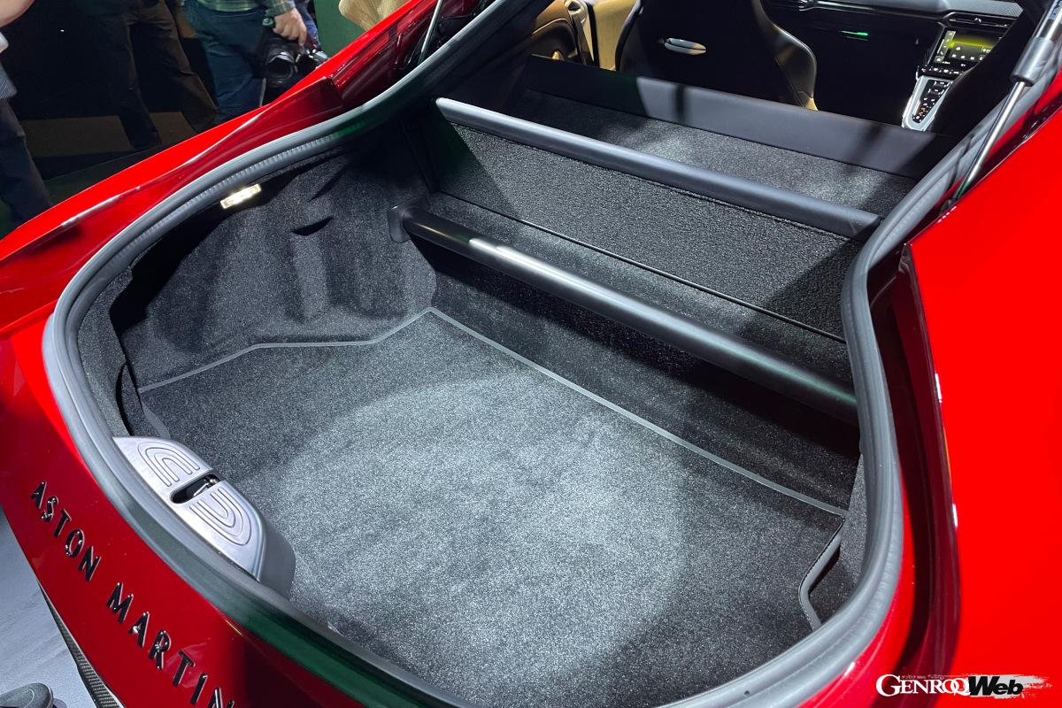 外観同様に美しいデザインの室内。10.25インチの横長のタッチスクリーンを採用している。