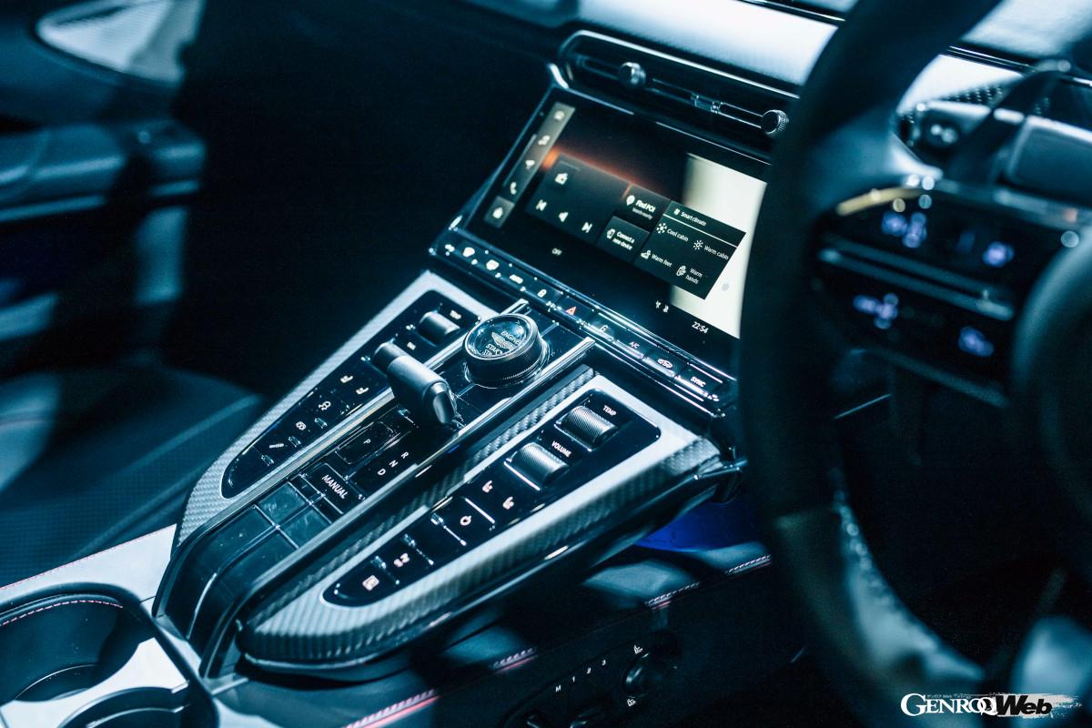 外観同様に美しいデザインの室内。10.25インチの横長のタッチスクリーンを採用している。