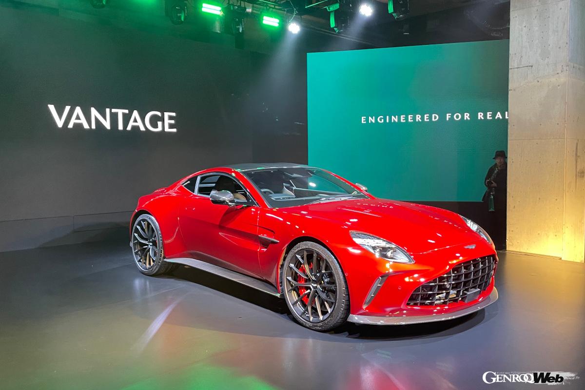 発表会にはアストンマーティンゆかりのドライバーが2名ゲストとして登壇した。坂本祐也選手（中）と安岡秀徒選手。