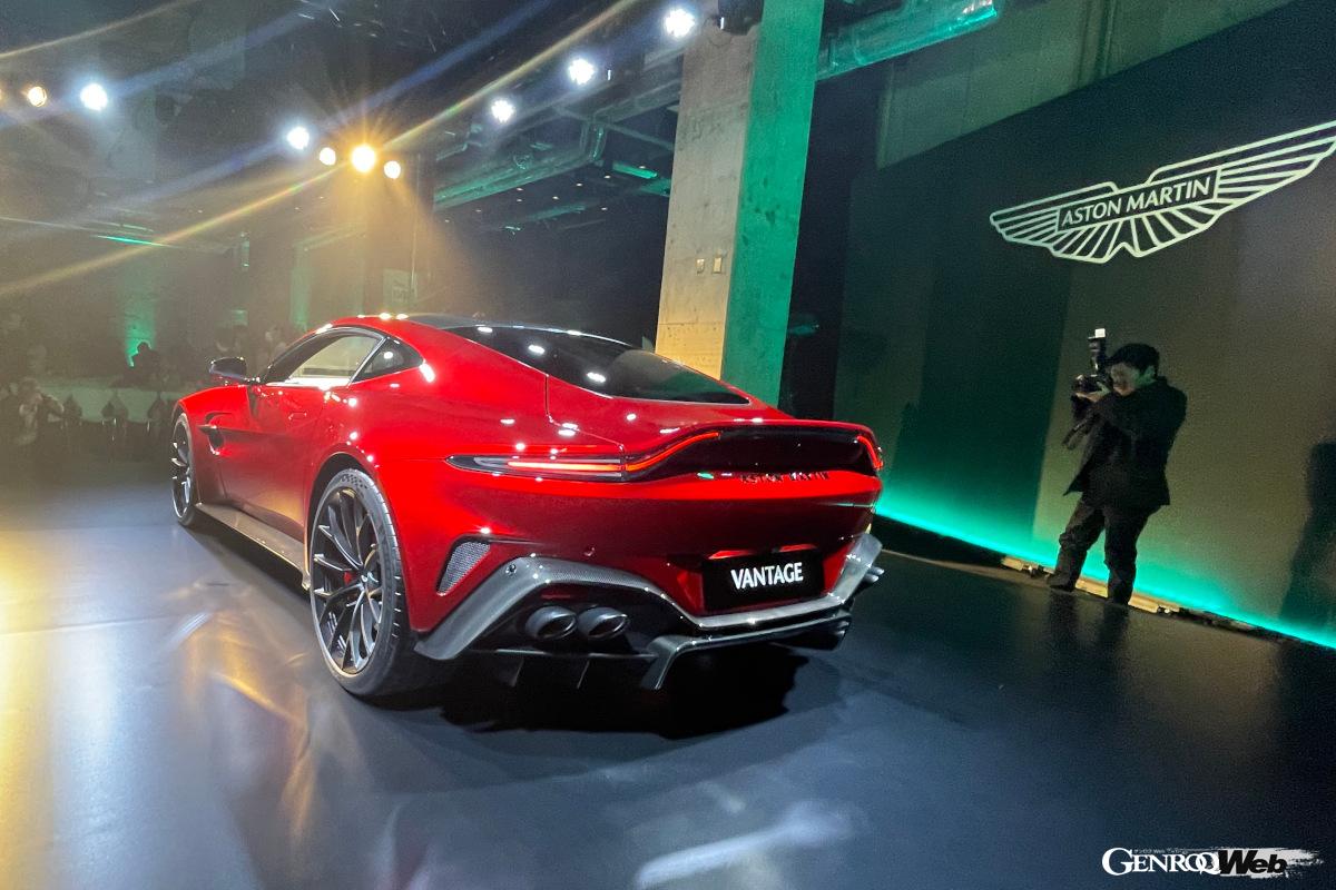 発表会にはアストンマーティンゆかりのドライバーが2名ゲストとして登壇した。坂本祐也選手（中）と安岡秀徒選手。