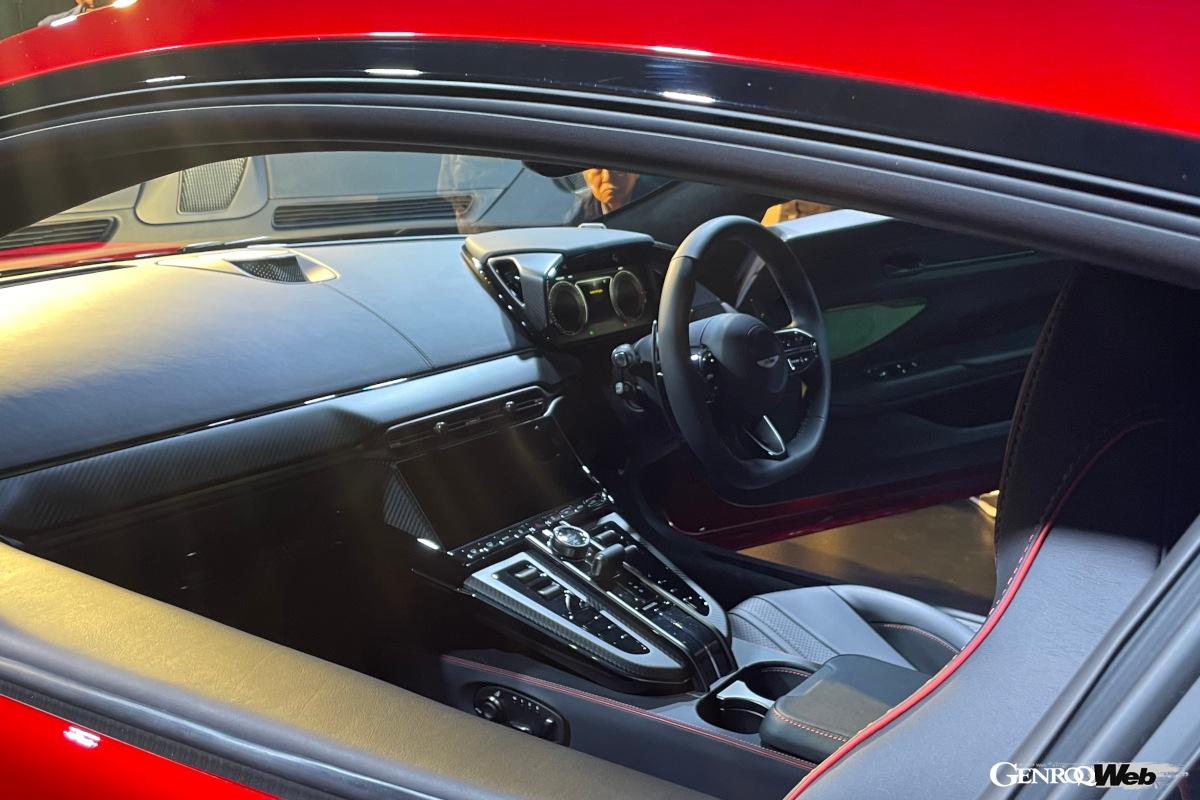 外観同様に美しいデザインの室内。10.25インチの横長のタッチスクリーンを採用している。