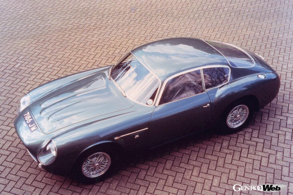 極力ノーズを低くするためにエンジンのヘッドカバーをクリアする2本のパワーバルジ、大きなカウルド・ヘッドランプをもつマッシブなボディ。