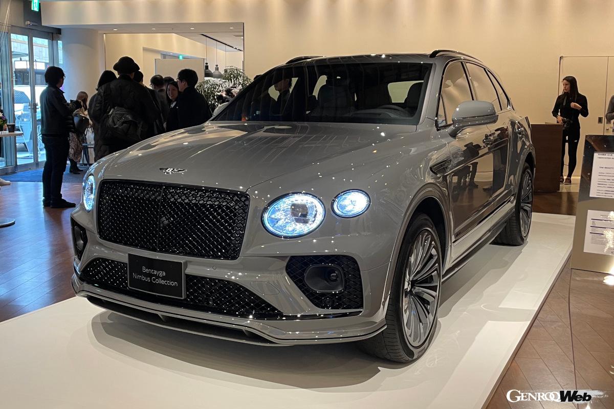 車名のニンバス（雨雲）をイメージした特別カラー「クラウドグレー」を採用。インテリアはオデッシアンスタイルの刺繍が施される。