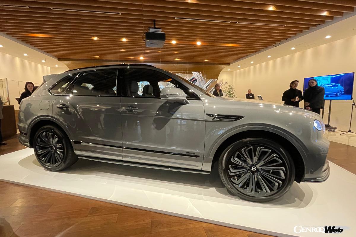 車名のニンバス（雨雲）をイメージした特別カラー「クラウドグレー」を採用。インテリアはオデッシアンスタイルの刺繍が施される。