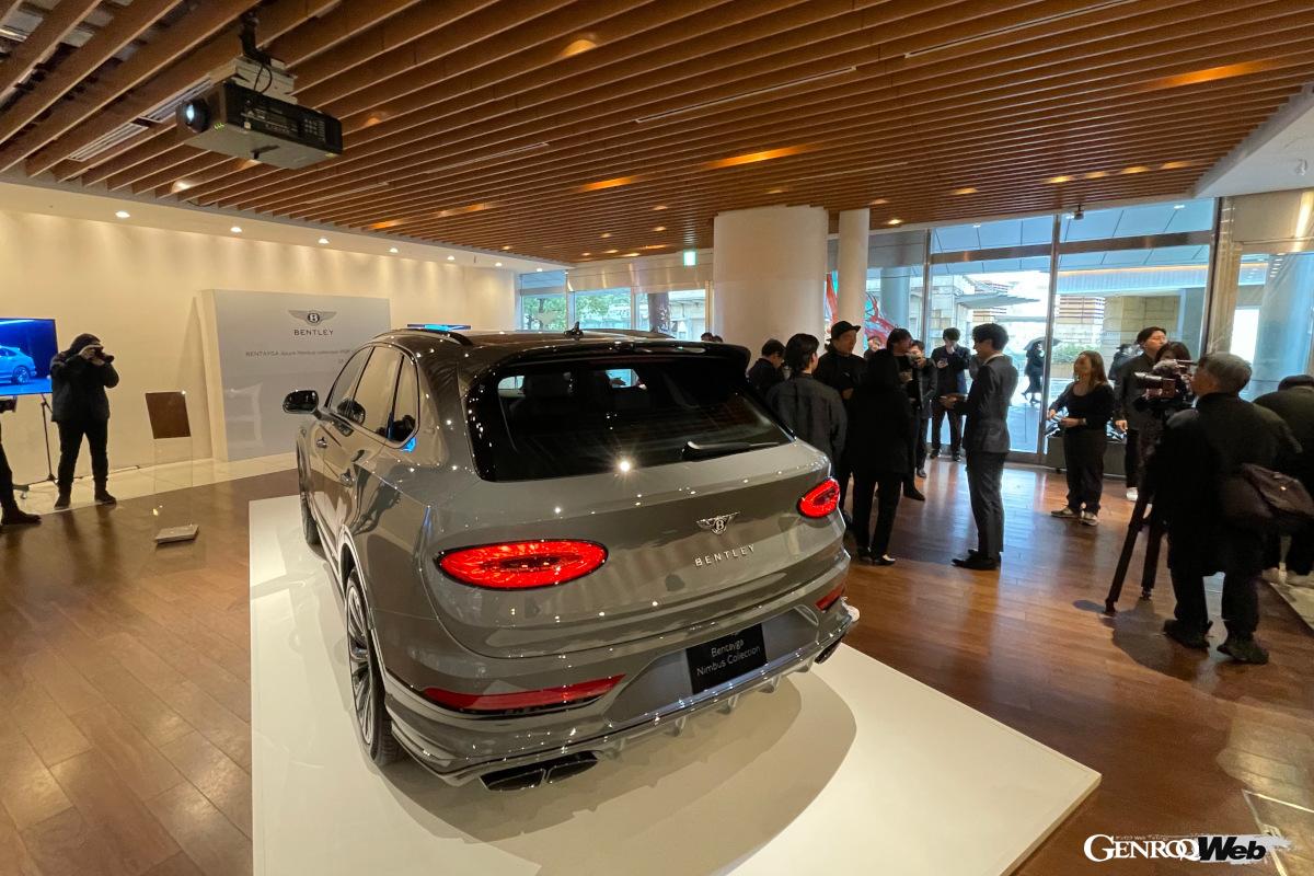 車名のニンバス（雨雲）をイメージした特別カラー「クラウドグレー」を採用。インテリアはオデッシアンスタイルの刺繍が施される。