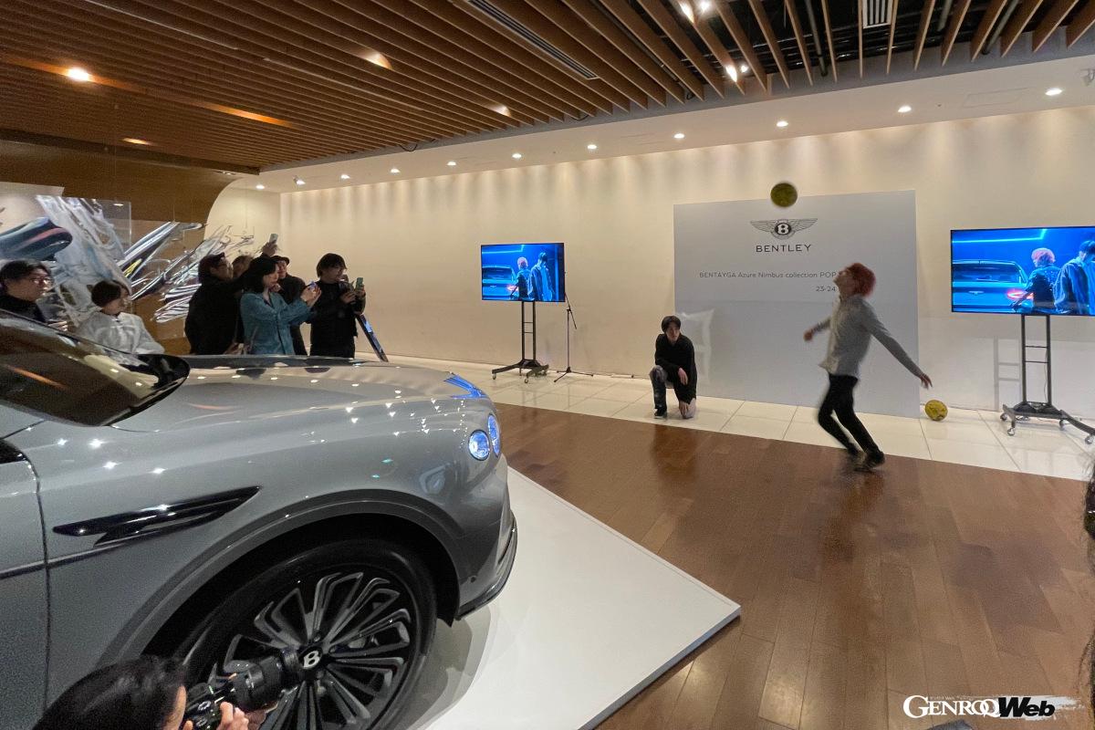 発表会でフリースタイルフットボールのパフォーマンスを披露するLeon（右）とKazane。