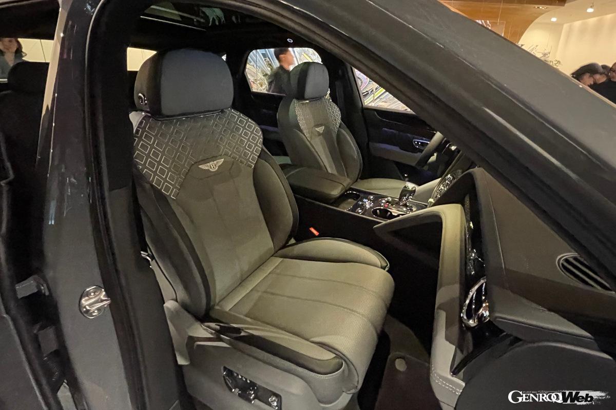 車名のニンバス（雨雲）をイメージした特別カラー「クラウドグレー」を採用。インテリアはオデッシアンスタイルの刺繍が施される。