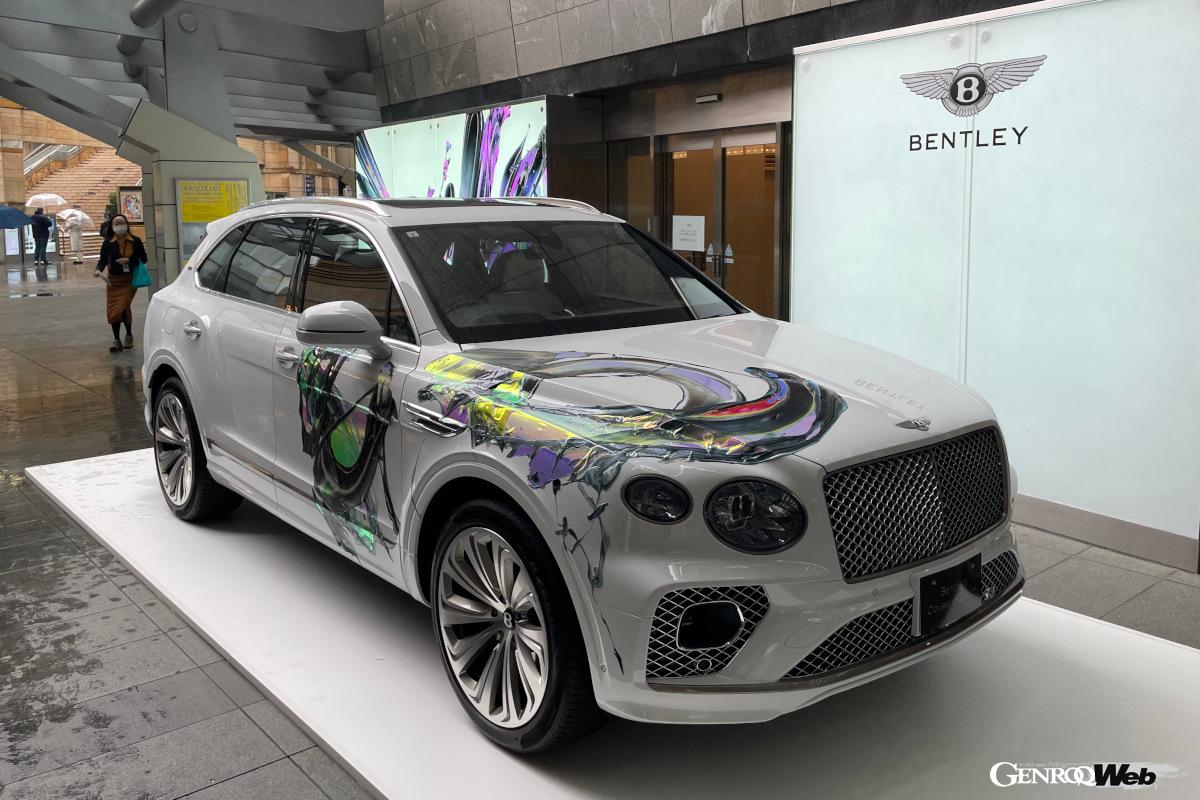 「はくいきしろい」によるアートが施された「ベンテイガ オデッシアン エディション」。