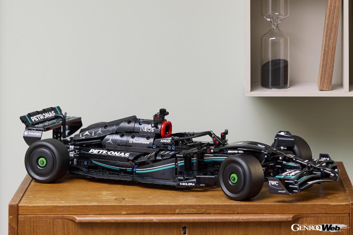 メルセデスAMGの大人向けレゴは1/8スケールで全長63cm。ディテールまでリアルに再現され、V6エンジンはピストンが可動する。