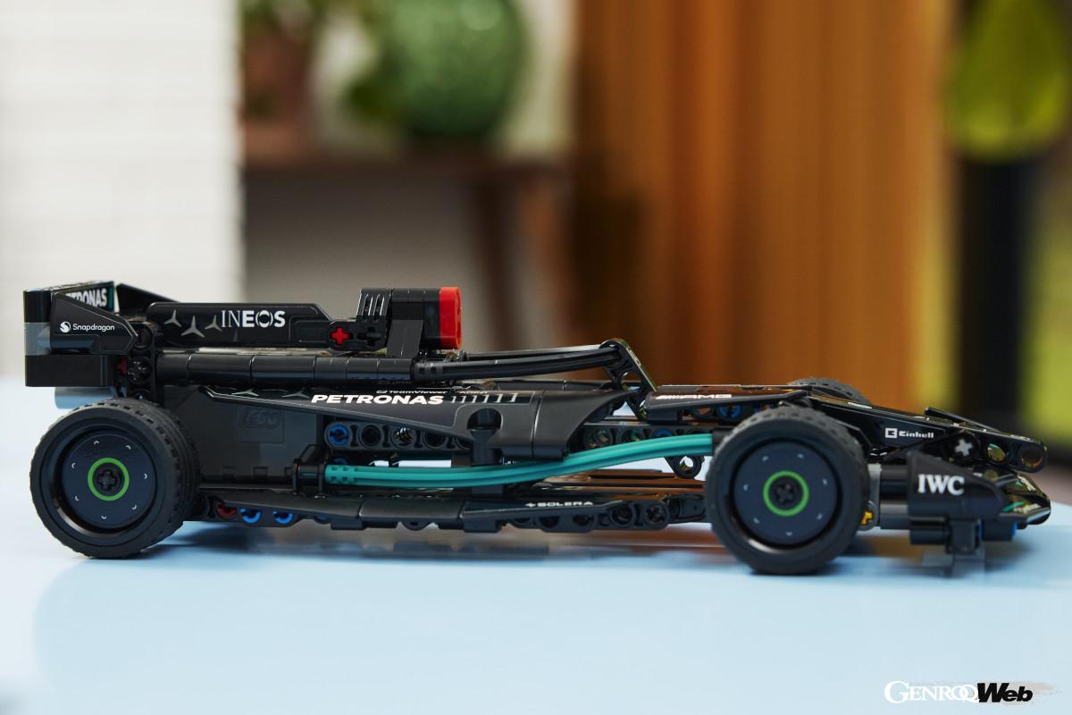 子供向けはややシンプルな作りとなるが、それでも全長23cmもある。後ろに引っ張って放すと走り出すプルバックカーだ。