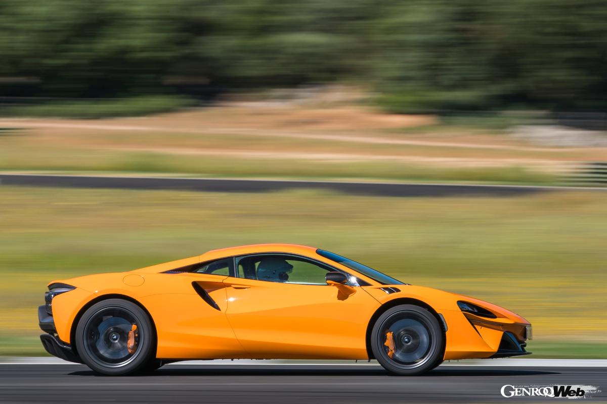 パッセンジャーコンパートメントの後方下にレイアウトされるバッテリーパックは、7.4kWhの容量を持つもので、その重量は88kg。