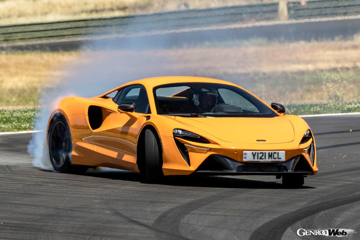 ボディはCFRPとアルミニウムで成型されており、1395kgの乾燥重量を実現するために大きく貢献している。