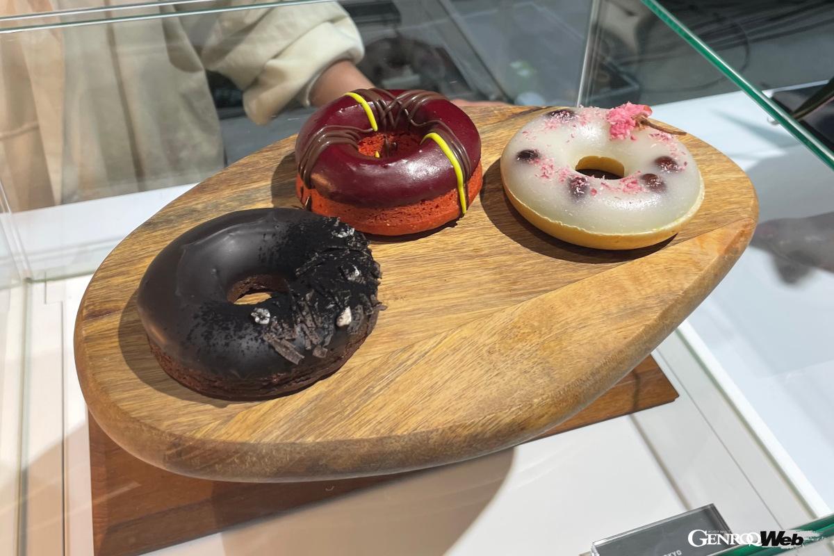 「HOCUS POCUS」とコラボレーションしたオリジナルドーナッツが3種類用意される。レンジローバー イヴォークを想起させる「ニューヨーク」「ロンドン」「東京」といった主要都市をコンセプトとしており、それぞれ特徴ある味付けがされている。