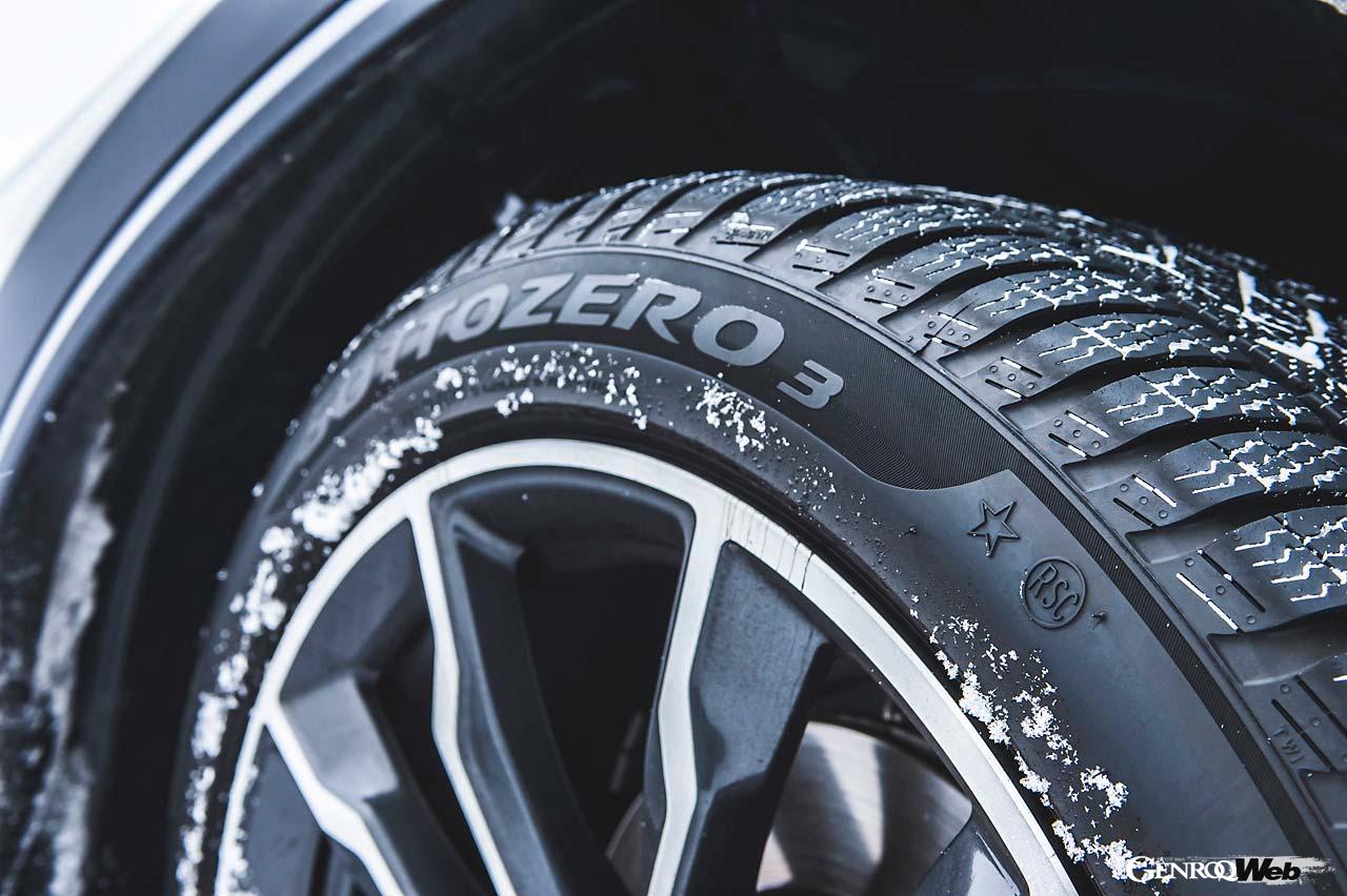 密度の高いサイプ、幅の広い溝などによって、あらゆる路面でスターマークタイヤにふさわしいパフォーマンスを発揮する。