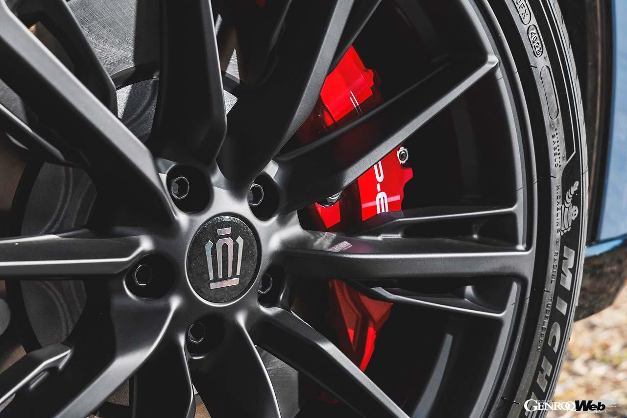 赤くペイントされた6ポットのブレーキキャリパーが目立つ。ただリヤ側はフローティング式なのはちょっと残念。