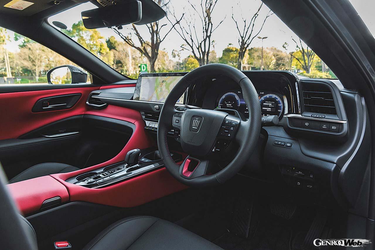 PHVのスポーツRSはブラックとレッドの2トーンインテリアが斬新。ステアリングやシフトノブも専用デザインだ。