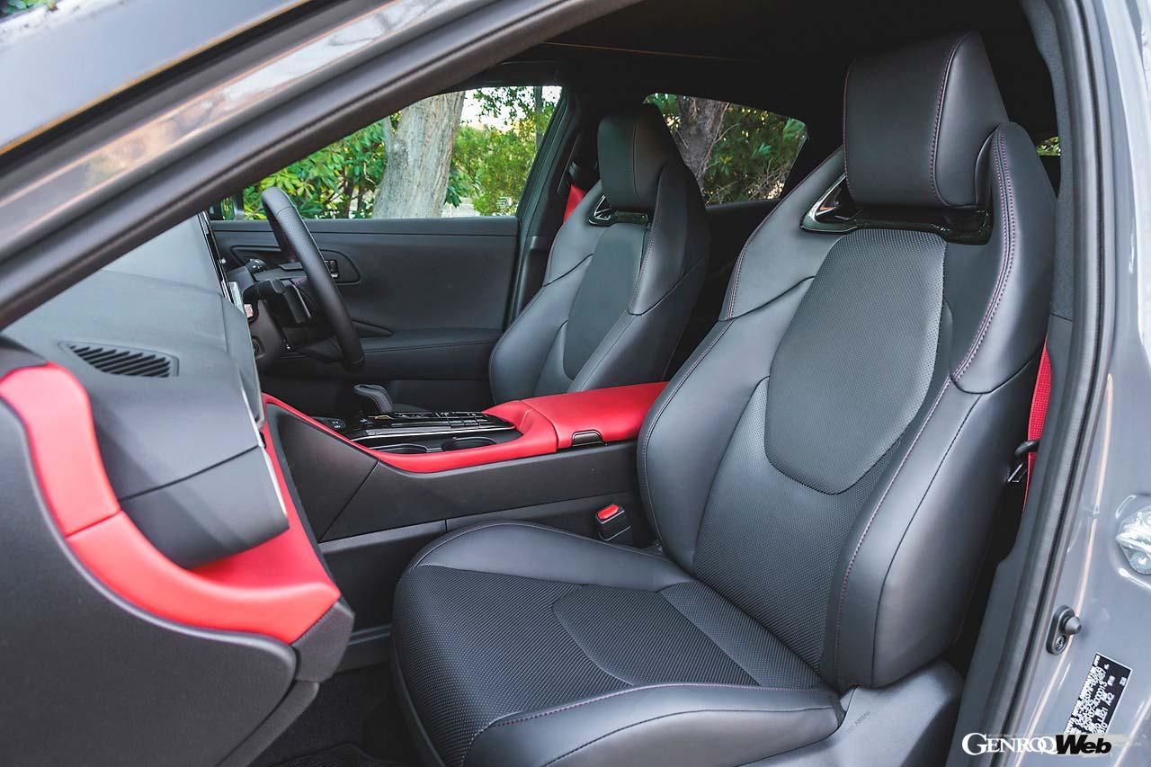 赤いステッチのスポーツレザーシートにシートベルトも赤となるのがアクセント。後席にもシートヒーターが備わる。