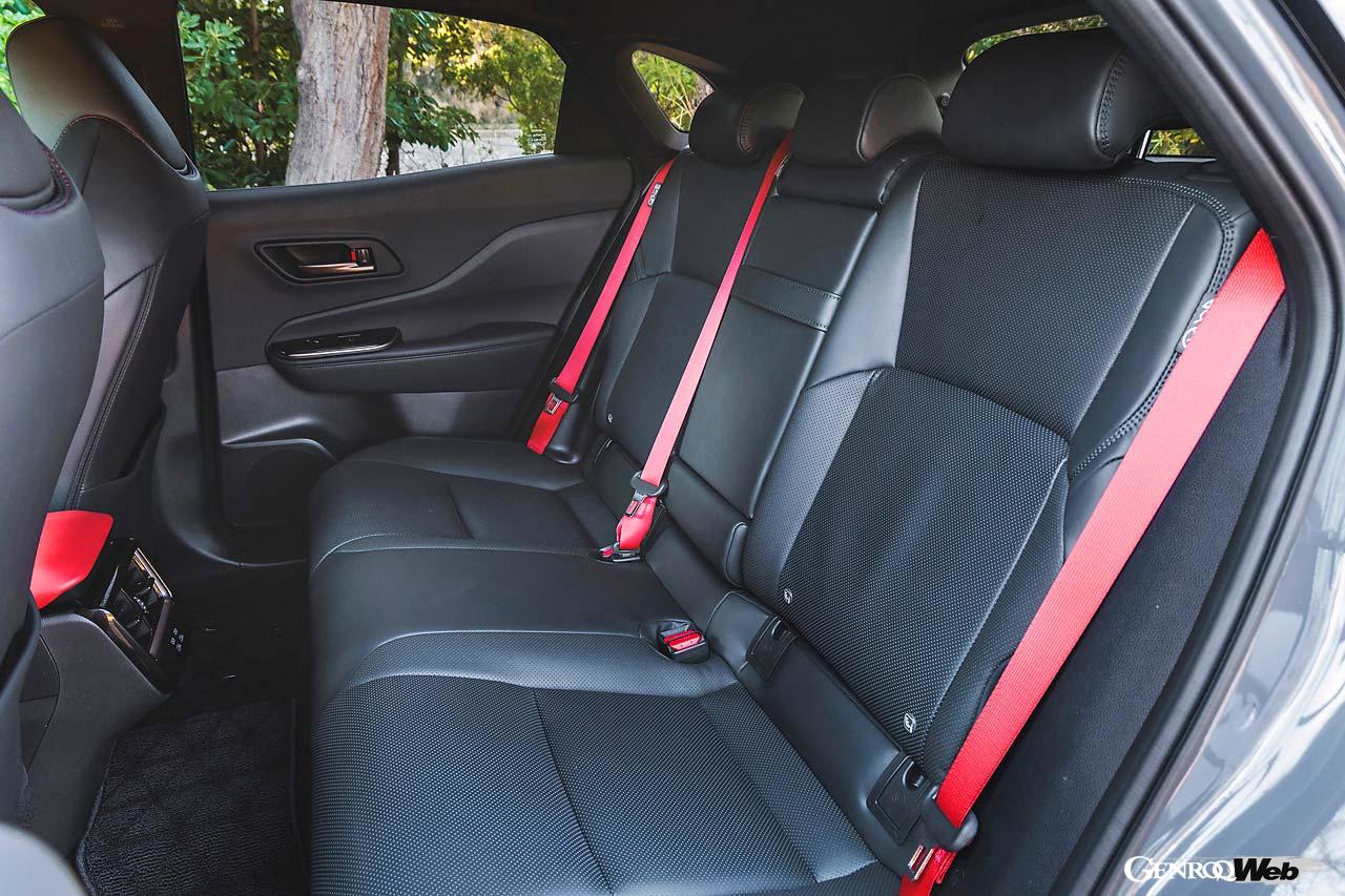 赤いステッチのスポーツレザーシートにシートベルトも赤となるのがアクセント。後席にもシートヒーターが備わる。