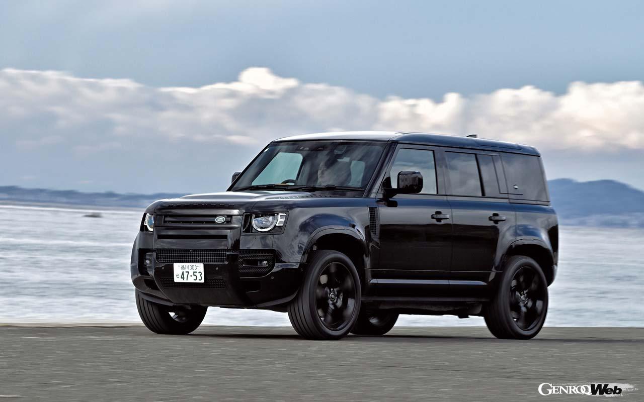 ディフェンダーのV8版は、標準仕様の「V8」と特別仕様である「カルパチアン・エディション」の2種類をラインナップ。ボディは3ドアの「90」と5ドアの「110」を選ぶことが可能だ。試乗車は110のV8。V8モデルはエアサスを標準装備するとともに走行モードに「ダイナミック」が加わり、オンロードでの走破性を飛躍的に向上させている。