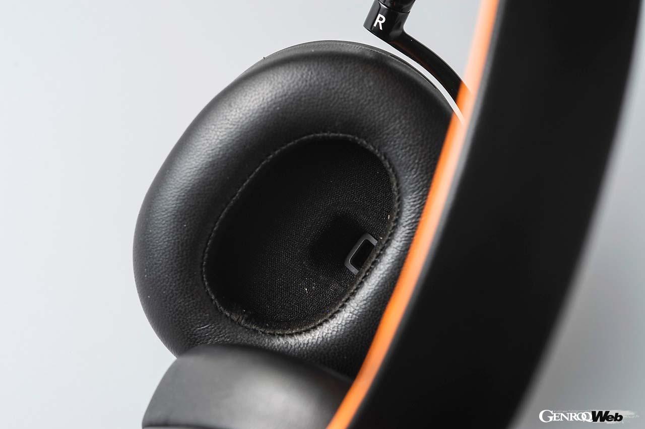 幅広いサウンドステージを実現するために微調整された角度付きイヤーカップを備えたカスタムドライバーを採用。豊かで広がりのあるサウンドを奏で出す。