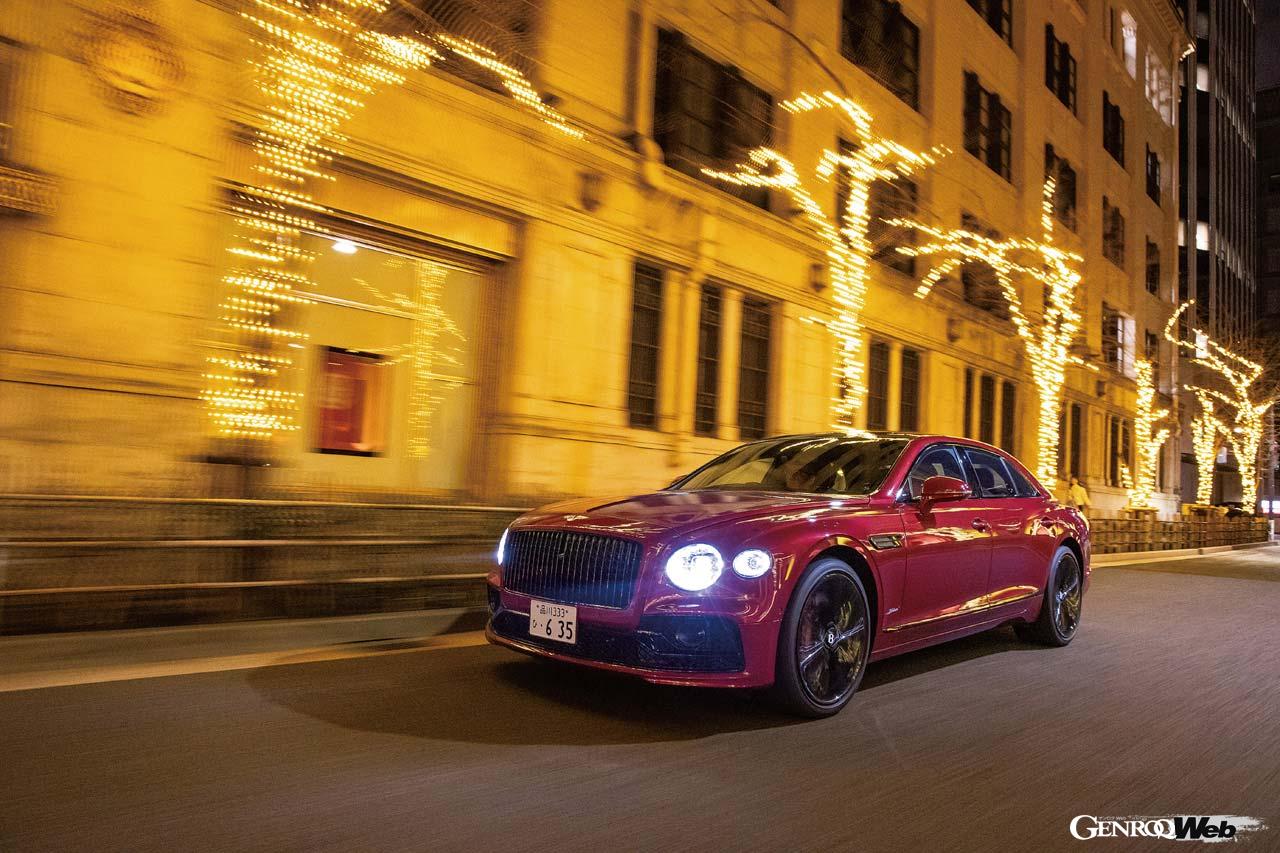 クラシックなテイストを重視したインテリアは物理的スイッチも多く、扱いやすい。レザーはすべてクルーの自社工場で縫製される。