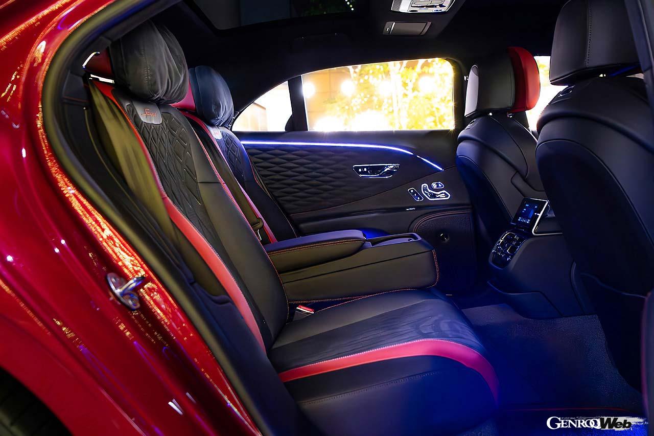 クラシックなテイストを重視したインテリアは物理的スイッチも多く、扱いやすい。レザーはすべてクルーの自社工場で縫製される。