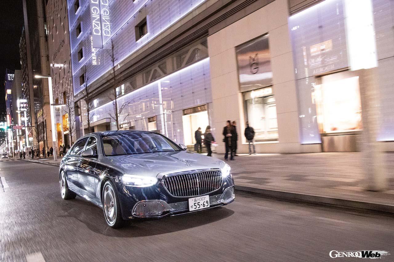 煌びやかな照明に彩られるインテリア。取材車両はホワイトのレザーということもあり一層華やかだ。2名掛けとなるリヤシートは冷蔵庫やテーブルも備える。