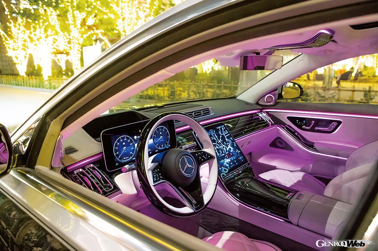 煌びやかな照明に彩られるインテリア。取材車両はホワイトのレザーということもあり一層華やかだ。2名掛けとなるリヤシートは冷蔵庫やテーブルも備える。