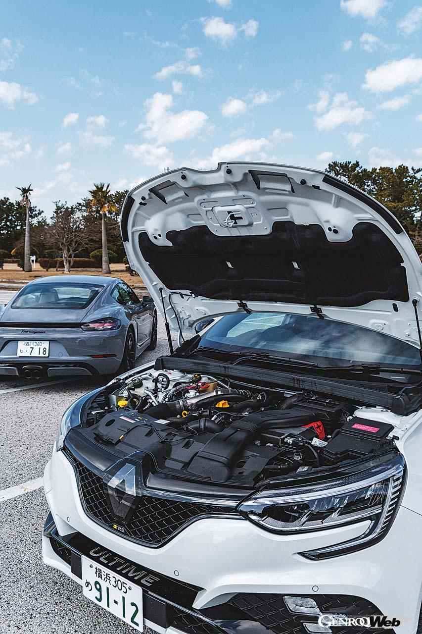 メガーヌRSウルティムは、RSトロフィーをベースに内外装に手が入れられた限定モデル。よって300PS／420Nmのスペックは不変。718ケイマンのボクサー4は300PS／380Nmを発揮。