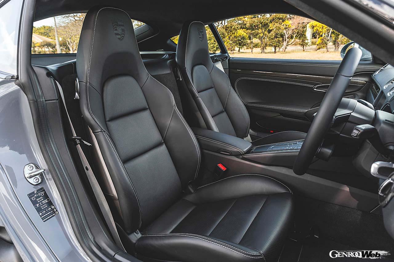 718ケイマンのインテリアは、レザーパッケージやスムースレザーのステアリングなど、外観に比べると特別装備は控えめ。いまとなってはコンパクトなボディがもたらす絶妙なタイト感もスポーティだ。