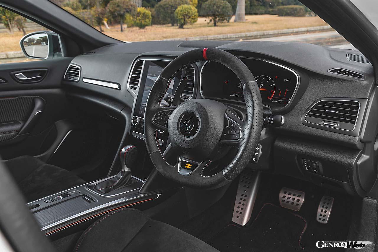 トップマーク付きのステアリングやRECARO製フロントバケットシートなど、レーシーな雰囲気が漂うRSウルティムのインテリア。センターコンソールにはシリアルプレートが装着される。