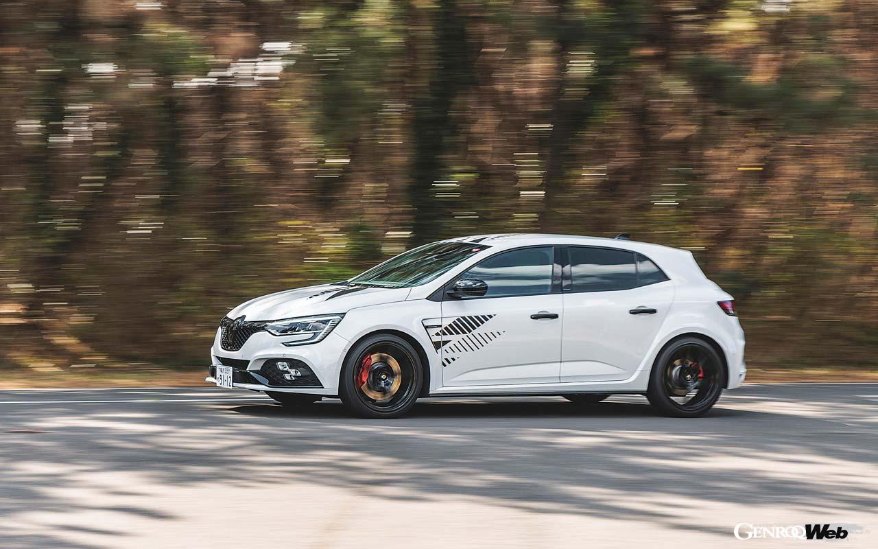 RSウルティムは、RSトロフィー比で2kg軽量となるブラックの19インチ「フジライト」ホイールにブリヂストン・ポテンザ S007を装着。