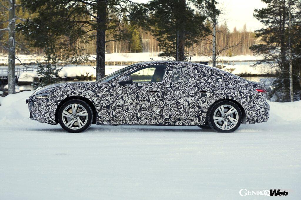 サイドビューでは、なだらかな曲線のスポーティーなルーフラインが印象的。