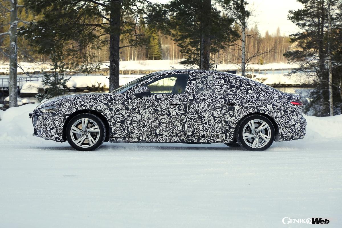 サイドビューでは、なだらかな曲線のスポーティーなルーフラインが印象的。