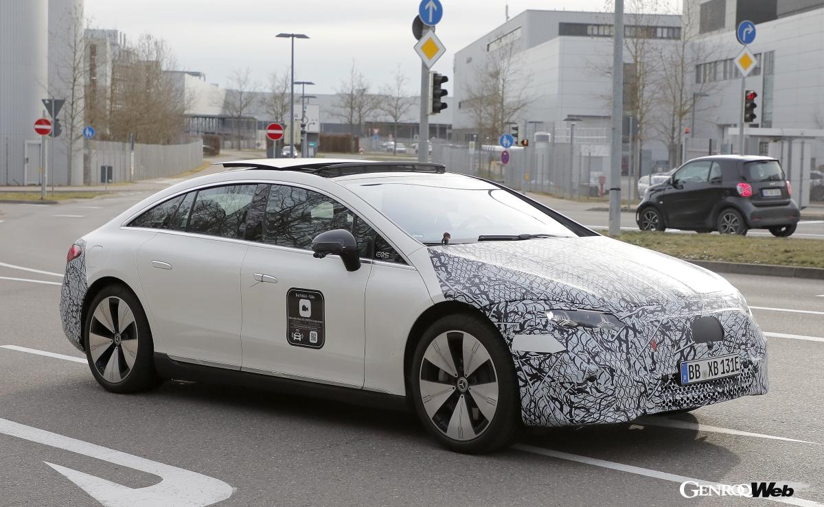 メルセデス伝統のイメージを復活させたフロントグリルが追加されるようだ。