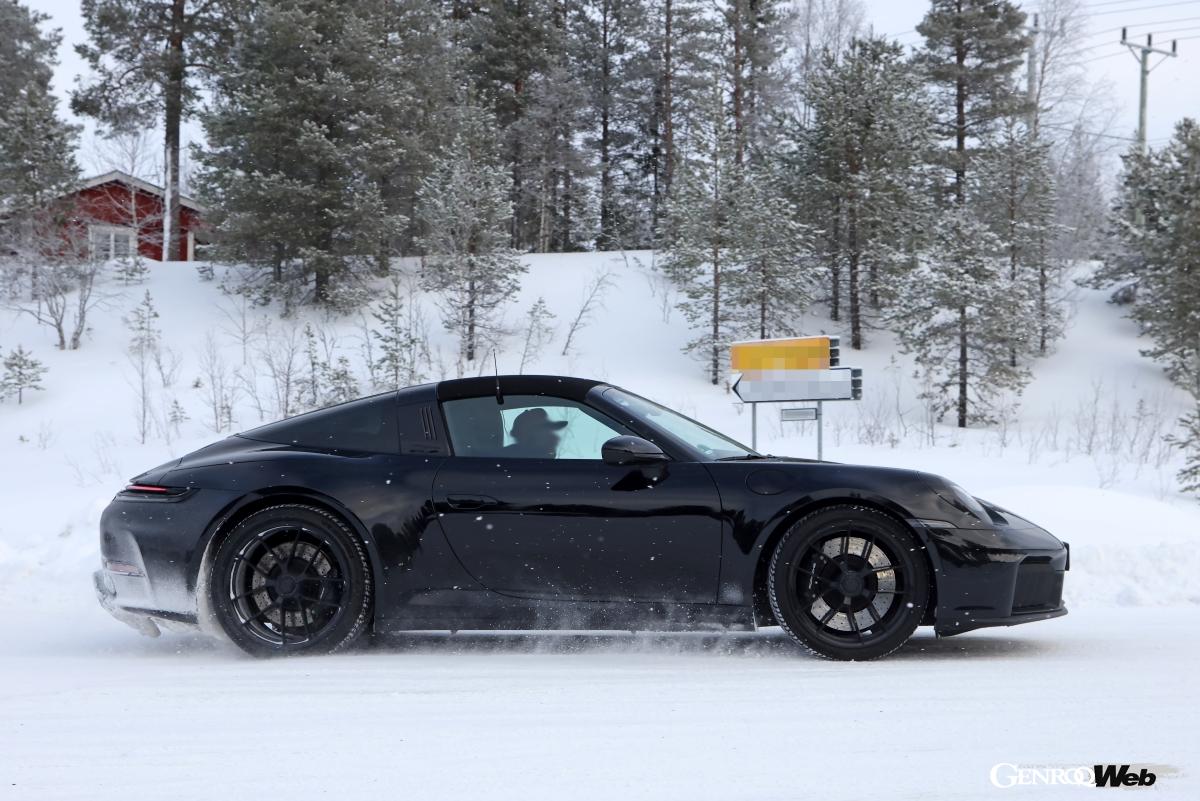 コンバーチブルというよりはクーペに近い、洗練されたクラシックなタルガのシルエット。