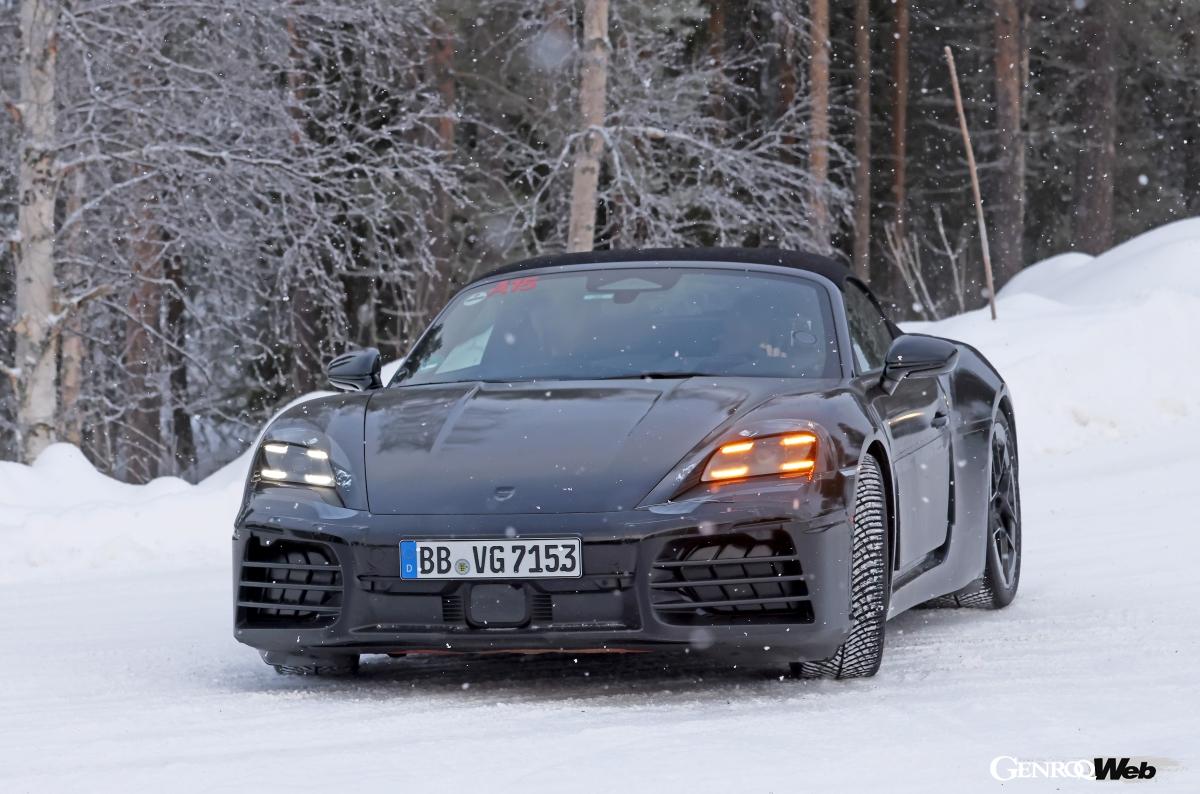 ヘッドライトは最新のポルシェらしく、四灯ユニットが採用される。