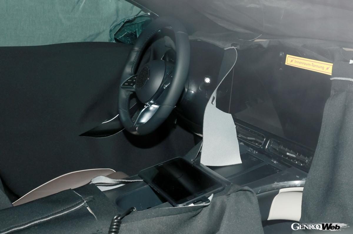 インテリアもカバーで隠されているが、現行のEQSやEQEと共通するデザインになると予想する。