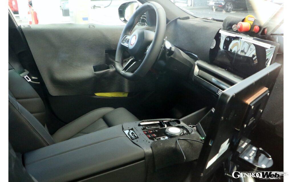 インテリアには、BMWの最新型カーブドディスプレイを採用。