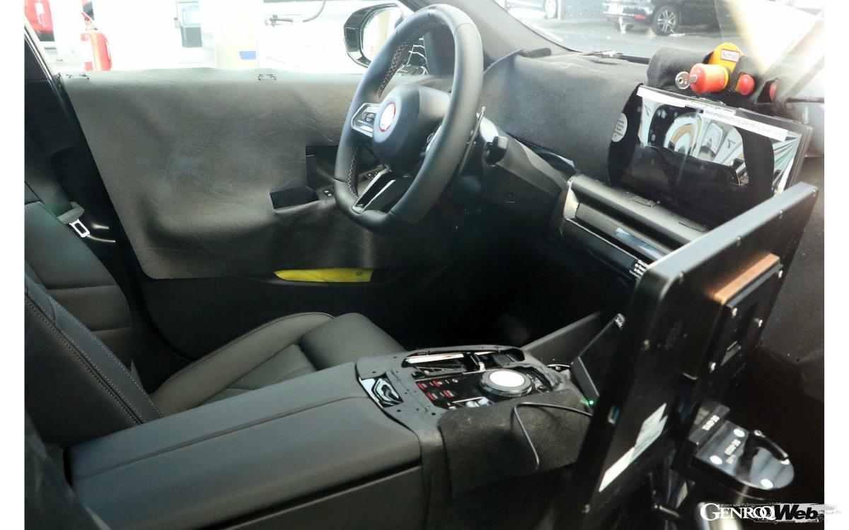 インテリアには、BMWの最新型カーブドディスプレイを採用。