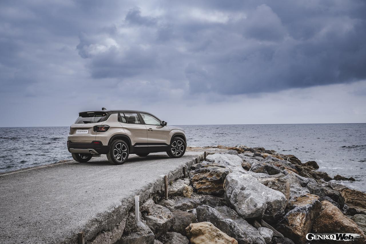 「ジープ アベンジャー E-ハイブリッド」のエクステリア。