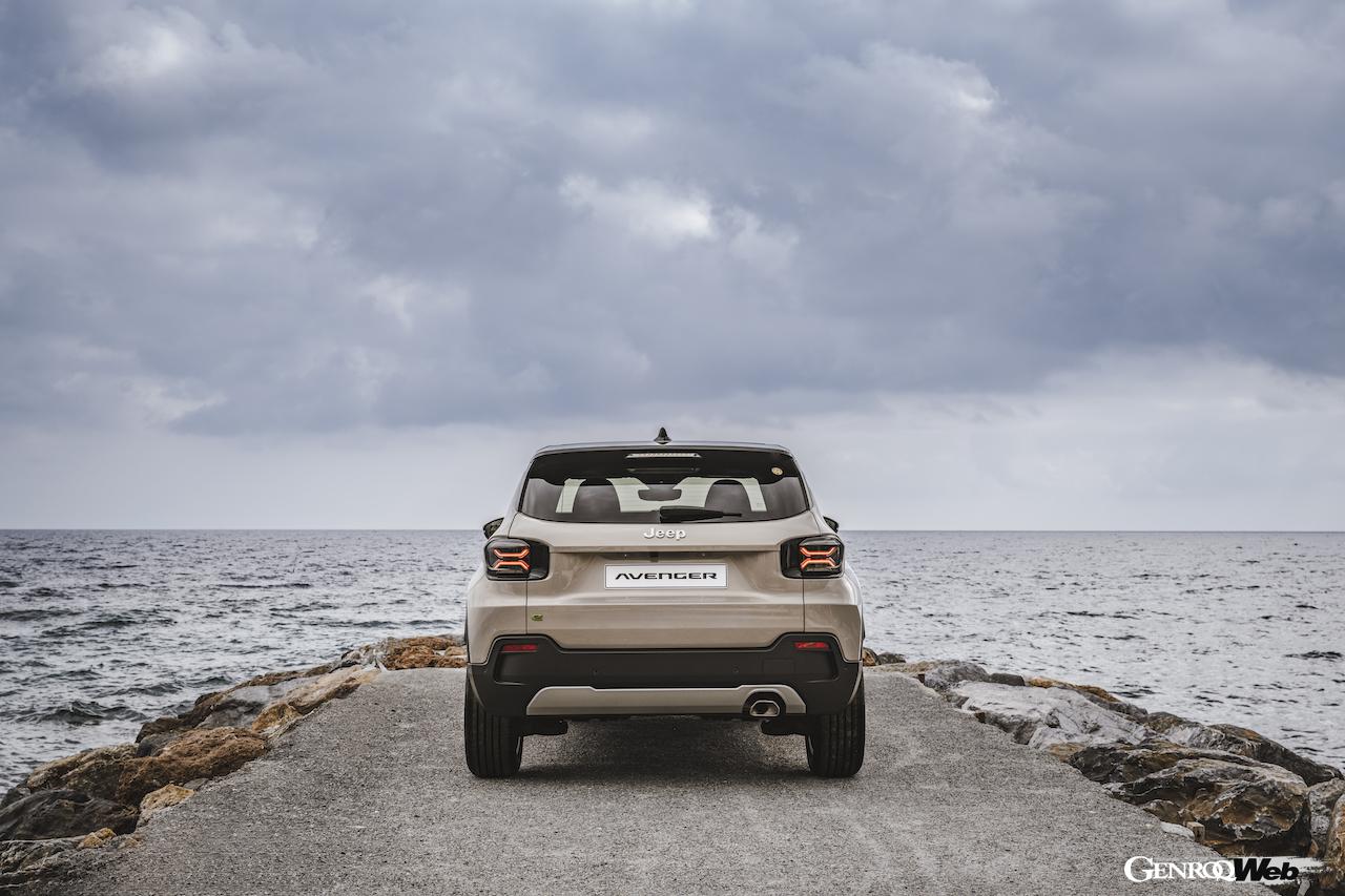 「ジープ アベンジャー E-ハイブリッド」のエクステリア。