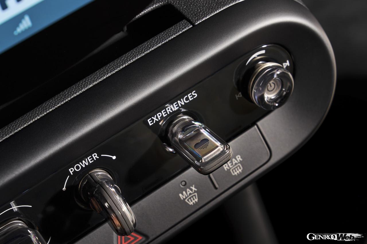 新型「MINI クーパー SE 3ドア」のインテリア。