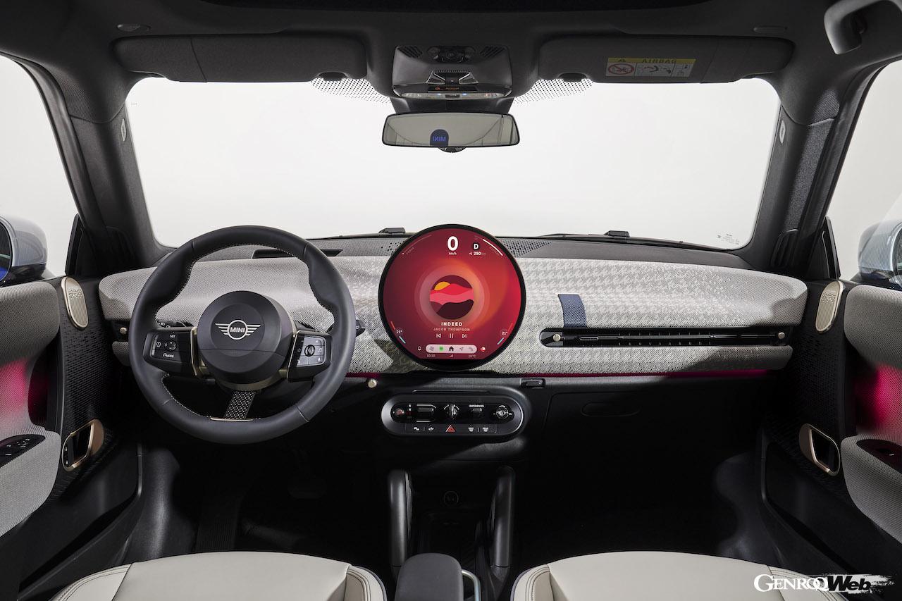 新型「MINI クーパー SE 3ドア」のインテリア。
