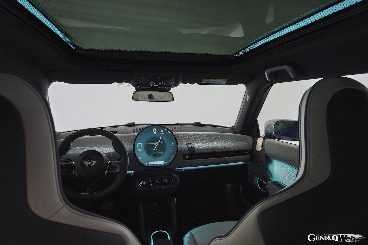 新型「MINI クーパー SE 3ドア」のインテリア。