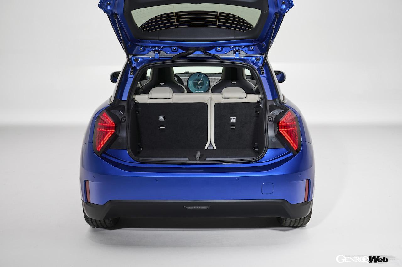 新型「MINI クーパー SE 3ドア」のラゲッジルーム。