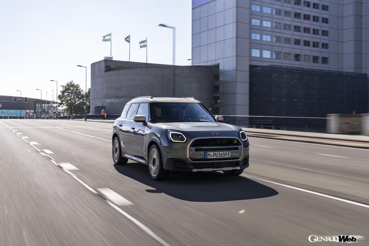 フル電動SUV「MINI カントリーマン SE ALL4」の走行シーン。