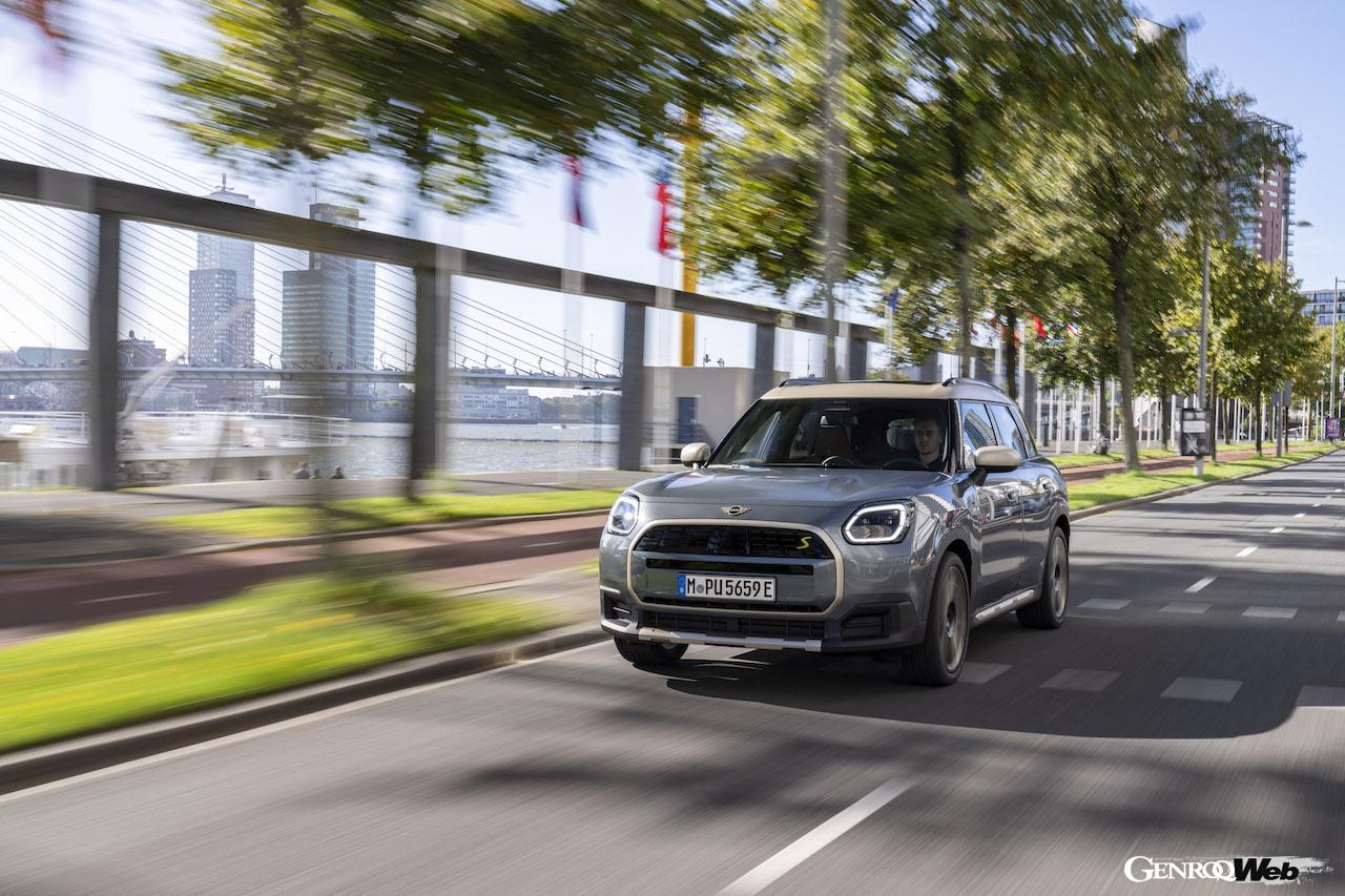 フル電動SUV「MINI カントリーマン SE ALL4」の走行シーン。