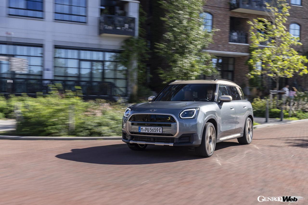 フル電動SUV「MINI カントリーマン SE ALL4」の走行シーン。