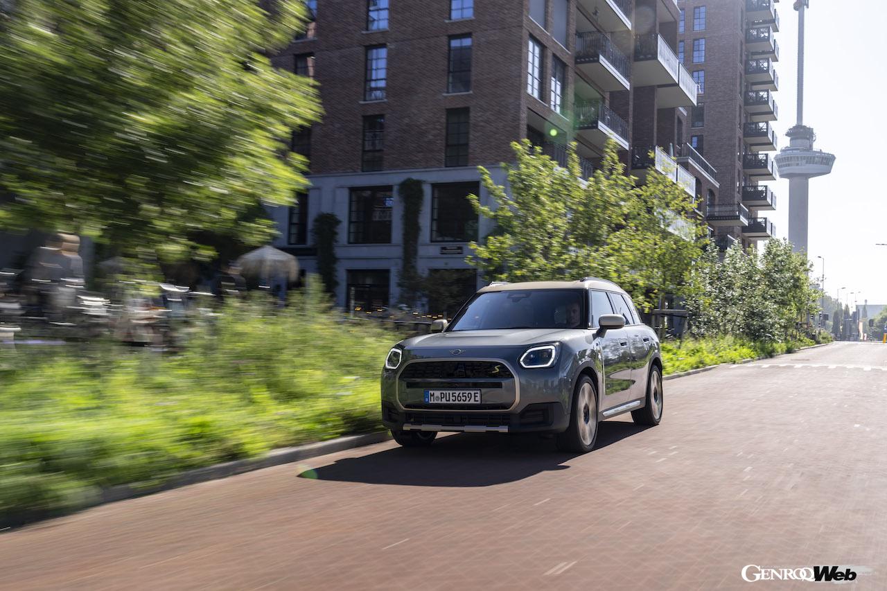 フル電動SUV「MINI カントリーマン SE ALL4」の走行シーン。